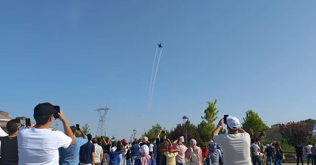 Ahlat ta SOLOTÜRK gösteri uçusu nefes kesti Binlerce kişi SOLOTÜRK gösterisini nefeslerini tutarak izledi Bitlis Haberleri Habertürk Yerel Haberler