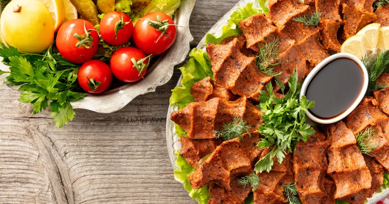 Aniden gelen misafire hızlı çözüm! 10 dakikada hazırlayabileceğiniz pratik çiğköfte tarifi!