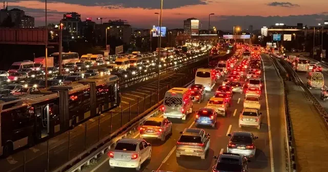 İstanbul da trafik yoğunluğu yüzde 87 ye çıktı: Ulaşımda ciddi aksamalar yaşandı Gündem Haberleri