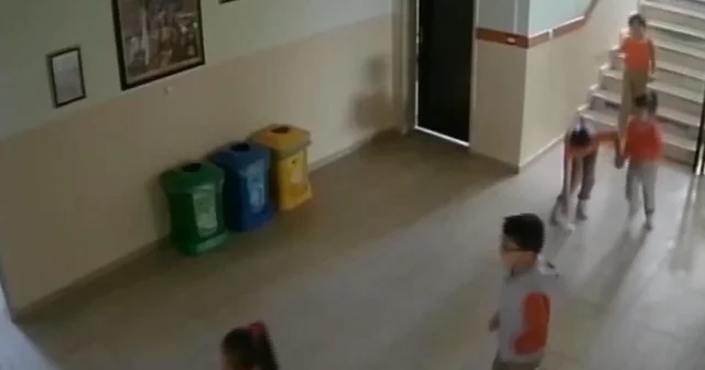 Koridordaki atıkları geri dönüşüm kutusuna koyan öğrenciler ödüllendirildi Erzincan Haberleri