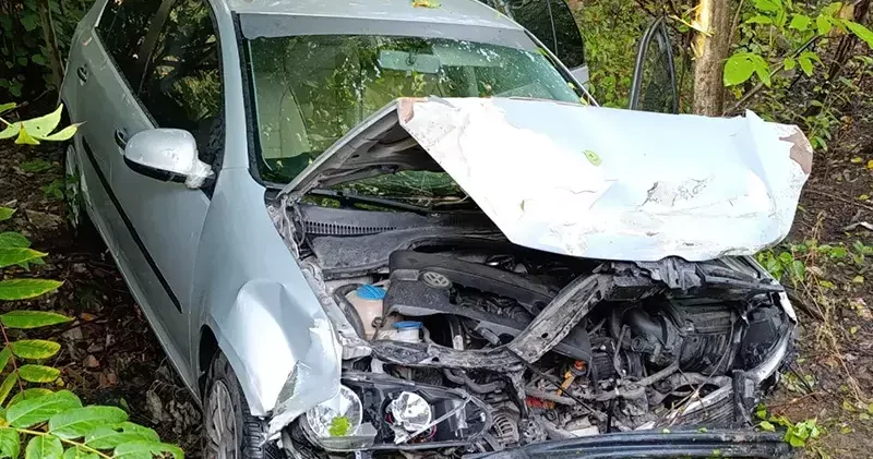 Otomobil evin bahçesine uçtu, 4 üniversite öğrencisi yaralandı