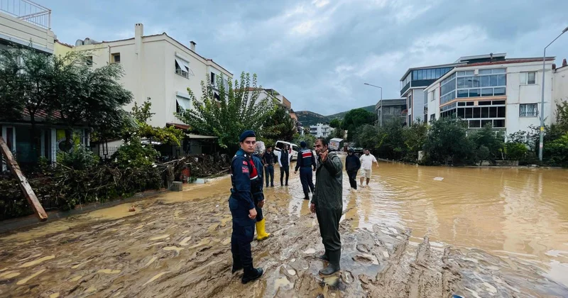 İzmir Foça da sağanak hayatı olumsuz etkiledi