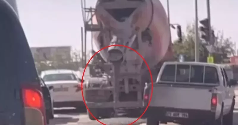 Kırmızı ışıkta bekleyen beton mikserinden yola harç döküldü