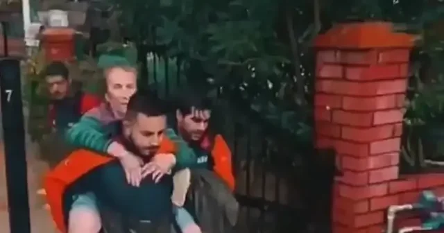 Belediye başkanının yardım çağrısında bulunduğu Foça da AFAD ekiplerinin hızlı müdahalesi böyle kaydedildi VİDEO İZLE