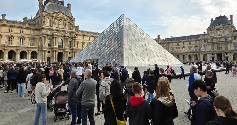 Louvre Müzesi soygunu: Tarihi skandaldan sonra istifa geldi