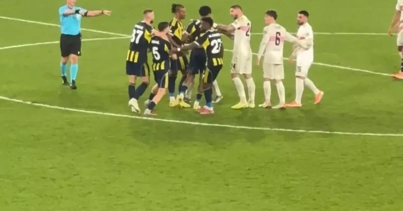 Kadıköy de maç sonu olay! İsmail Yüksek ve Deniz Undav arasında gerginlik