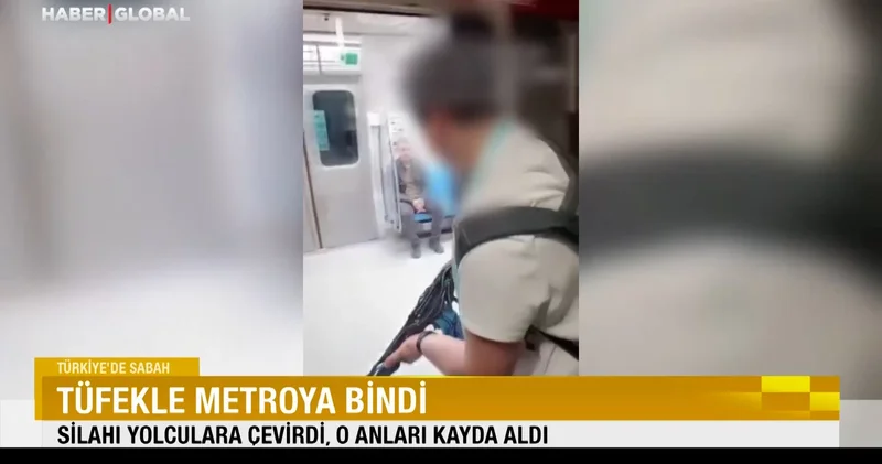 Tüfekle metroya bindi: Silahı yolculara çevirdi, o anları kayda aldı