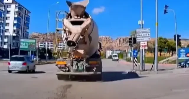 Elazığ da beton mikseri yola çimento dökerek ilerledi VİDEO İZLE