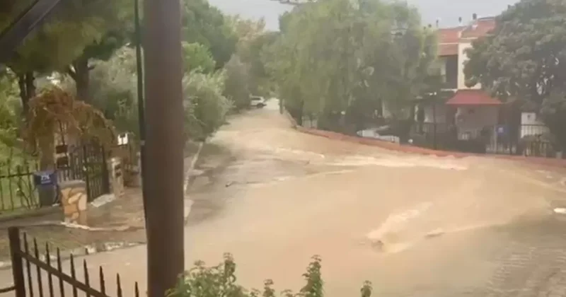İzmir de Sel: Araçlar Mahsur Kaldı