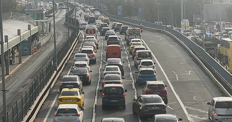 İstanbul da bitmeyen sabah çilesi: Trafik yine kırmızıya boyandı