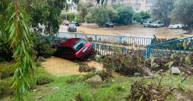 İzmir de sağanak yüzünden vatandaşlar perişan oldu: Sel sularına kapılan bir kişi kayıp VİDEO İZLE