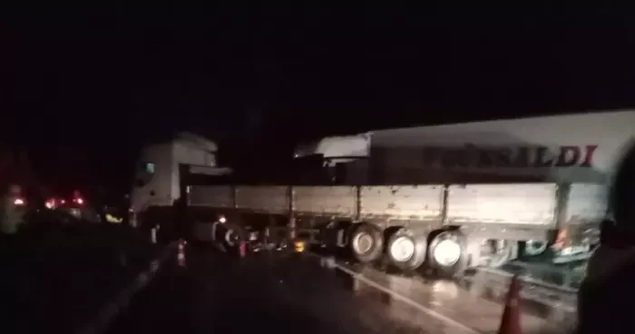 Denizli de yağış faciayı getiriyordu: Bir tır şarampole devrildi, diğeri refüje çarparak durabildi