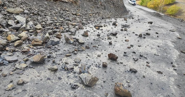 Batman da yağış sonrası heyelanlar nedeniyle 25 köy ve 30 mezra yolu ulaşıma kapandı Batman Haberleri