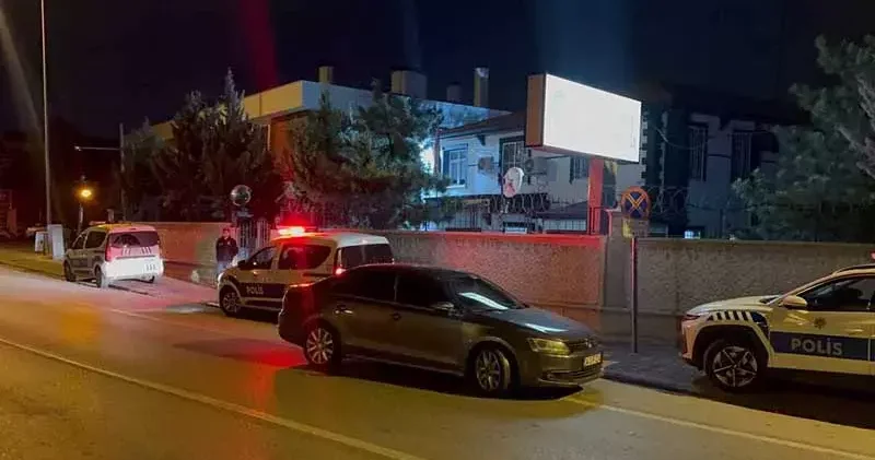 Kuzenini taciz ettiği öne sürülen kişiyi, polis merkezinde bıçaklayarak öldürdü