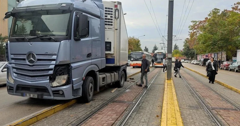 Eskişehir de kontrolden çıkan tır tramvay yoluna girdi; faciadan dönüldü