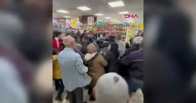 Müşteriler markette birbirini ezdi!