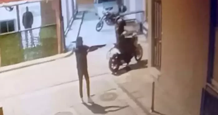 İş yerini kurşunlayan saldırganların kendilerini kayda aldıkları anlar güvenlik kamerasına yansıdı