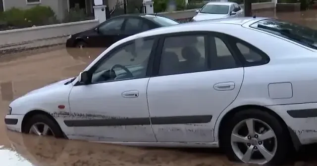 Foça’yı sağanak vurdu: Dere taştı evleri su bastı VİDEO İZLE