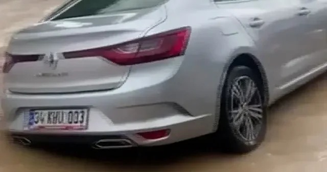 Antalya’da sağanak sonrası çöken yola araç düştü VİDEO İZLE