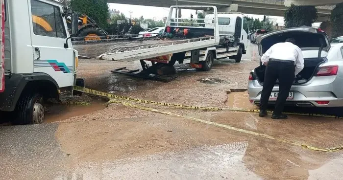 Alt yapı çalışması yapılan alan yağış dolayısıyla çöktü, araçlar mahsur kaldı