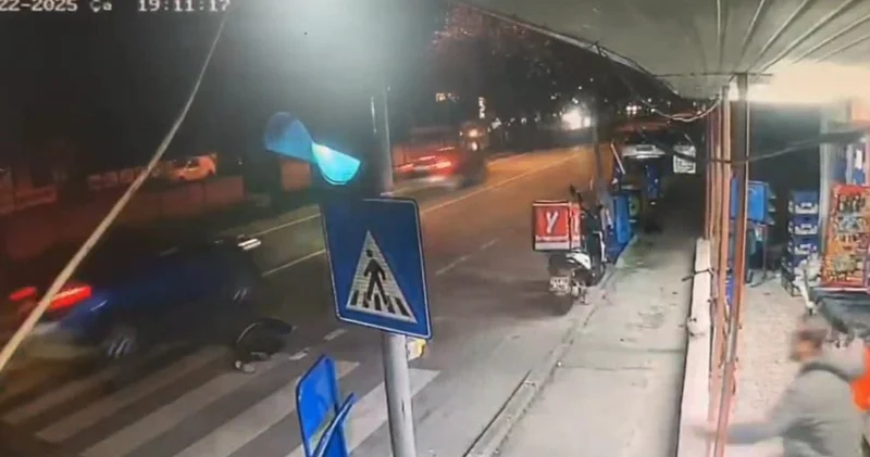 Motosikletin çarptığı yaya yolun ortasında bayıldı: Araçlar yoluna devam etti