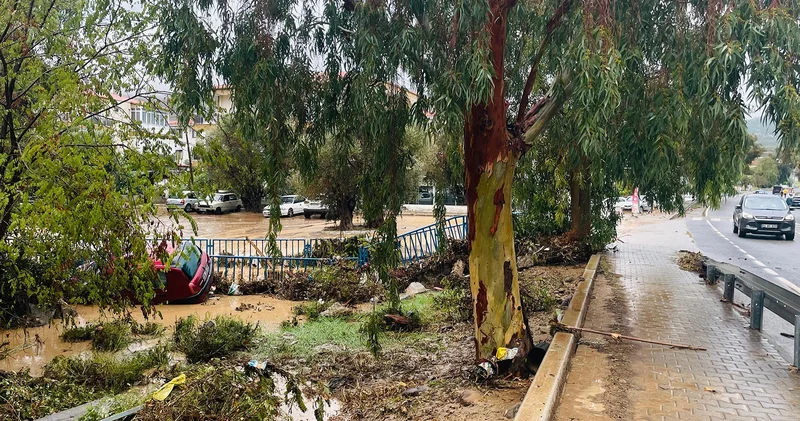 Meteoroloji uyarmıştı: Kuvvetli sağanak vurdu! Yollar göle döndü, araçlar sürüklendi