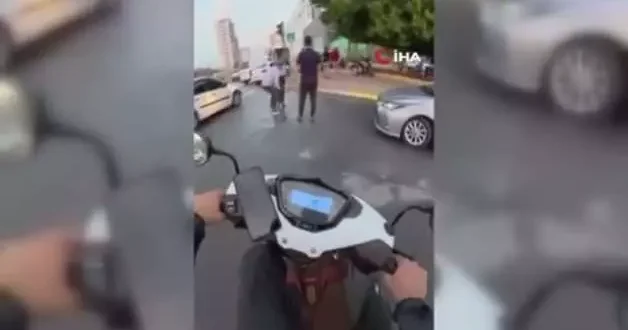 Sokakta ağızlıksız gezdirilen Rottweiler cinsi köpek dehşet saçtı