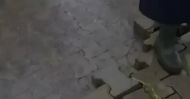 İzmir’de sağanak sonrası ortaya çıktı: Sağlam taşın üzerine yeni parke taşı döşemişler VİDEO İZLE