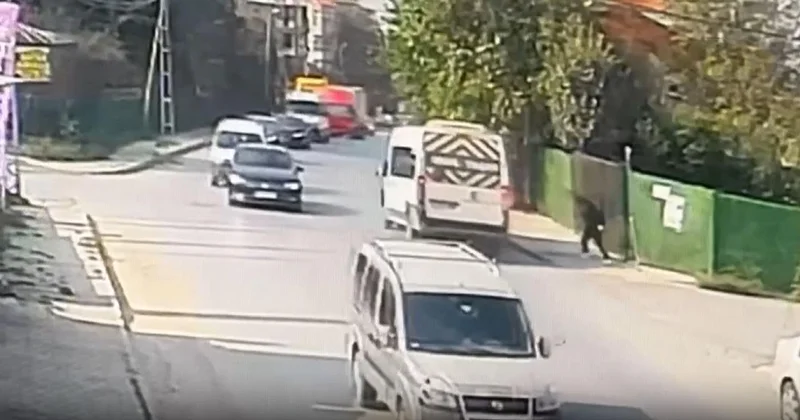 Hızla giden servis minibüsünün çocuğa çarptığı anlar kamerada