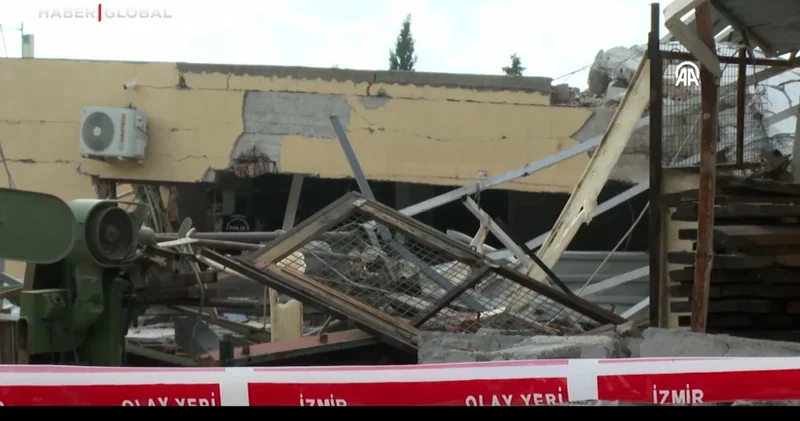İzmir de müstakil evde patlama: Yıkılan evde 1 kişi enkaz altında kaldı