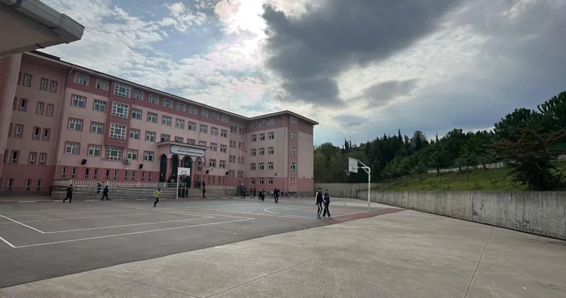Samsun da 6. sınıf öğrencisi, 8. sınıf öğrencisini sırtından yaraladı