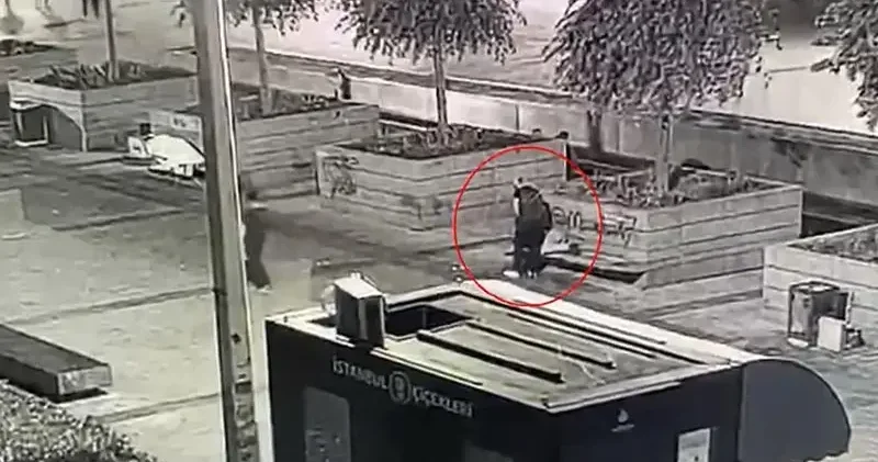 Taksim’de bankta uyuyan adamın telefonunu çaldı; kaçarken suçüstü yakalandı yere atıp kırdı