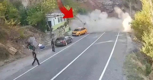 Facia saniyelerle atlatıldı! Dağdan kaya parçası böyle yuvarlandı