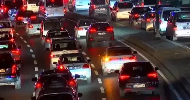 İstanbul’da akşam trafiği çileye döndü: Yoğunluk yüzde 87 ye ulaştı VİDEO İZLE
