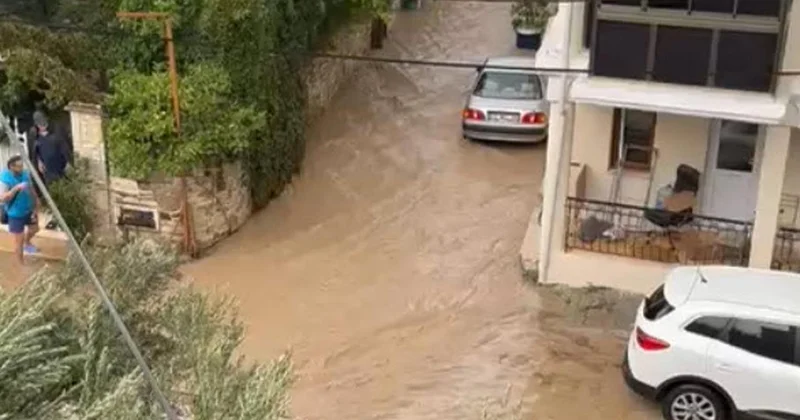 İzmir de sağanak taşkınlara yol açtı: Ev ve iş yerlerini su bastı