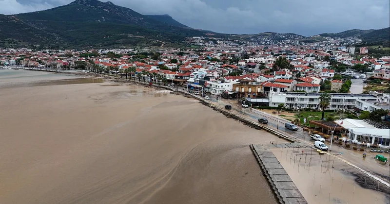Foça da derede kaybolan vatandaşı arama çalışmaları sürüyor