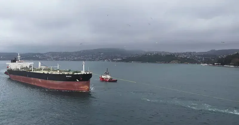 Sarıyer açıklarında karaya oturan ‘BANDA’ isimli tanker İstanbul Boğazı ndan geçirildi