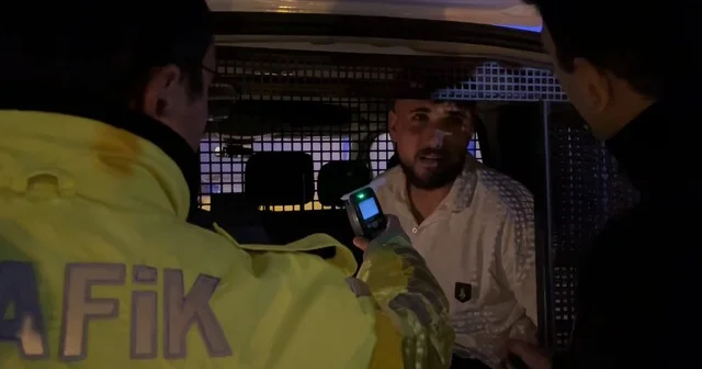 Bursa da alkollü sürücü, polis uygulamasından kaçarken trafik lambasına çarptı Alkollü sürücüden polise: Arabayı babamdan habersiz çaldım Bursa Haber Habertürk Yerel Haberler