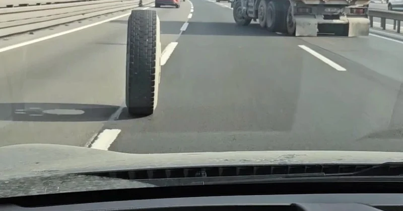D 100 de seyreden kamyonun iki lastiği peş peşe çıktı, o anlar kaydedildi