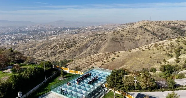 Elazığ da kadınlar geleneksel el sanatlarına dikkati çekmek için seyir terasında örgü ördü Elazığ Son Dakika Haberleri Habertürk Yerel Haberler