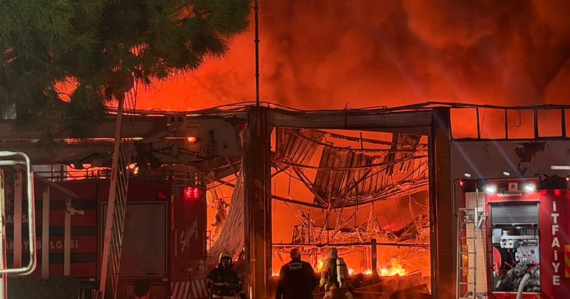 Manisa OSB de akü fabrikasında yangına çok sayıda itfaiye ekibi müdahale ediyor