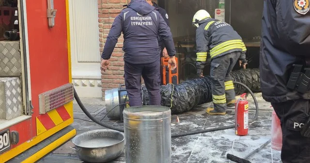 Eskişehir deki çiğ börekçide yangın Alevlere yangın tüpleri ile müdahale eden 2 çalışan dumandan etkilendi Eskişehir Haber Habertürk Yerel Haberler