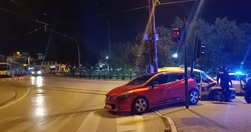 Bursa’da polisten kaçarken trafik lambasına çarpan alkollü sürücüye 420 bin lira ceza