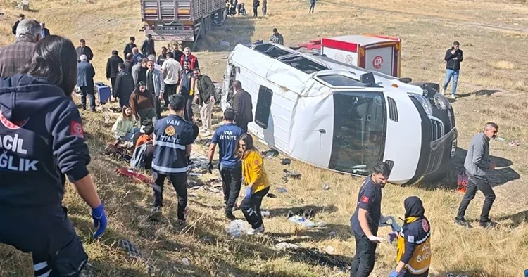 Aynı yöne gidiyorlardı kaza şarampolde bitti! Minibüsteki 11 yolcu yaralandı