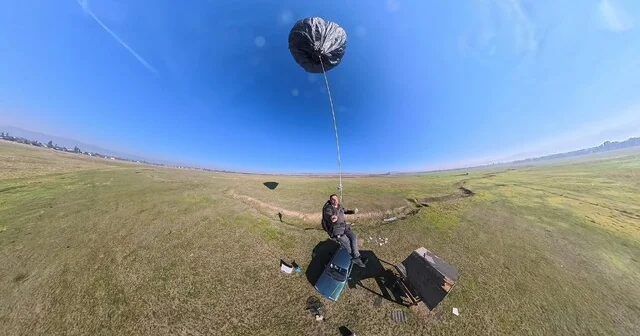 Çöp poşetlerinden güneş enerjisiyle yükselen balon yaptı Paraşüt meraklısı Halil Akdeniz, çöp poşetlerinden yaptığı balonla uçuş testlerine başladı Afyonkarahisar Haberleri Habertürk Yerel Haberler