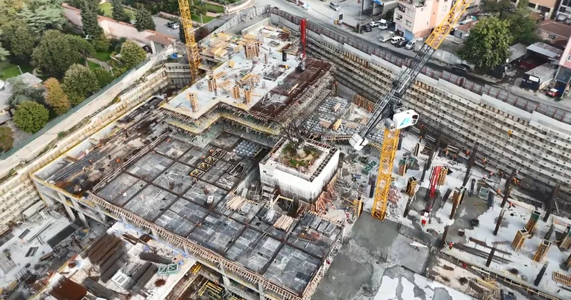 Beyoğlu ndaki eski Taşkızak Tersanesi nde tek kalan ağaç fore kazıklarla korunuyor