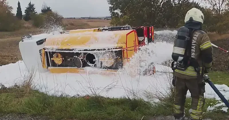 Silivri’de yakıt yüklü tanker şarampole devrildi
