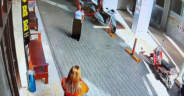 İş hanının dış cephesindeki cam, sokaktaki kadının yanına düştü; o anlar kamerada Mersin Son Dakika Haberleri Habertürk Yerel Haberler