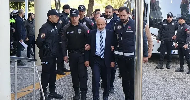 Milas Belediyesi ne operasyonda Başkan Topuz ve oğlu da dahil 20 şüpheli adliyede
