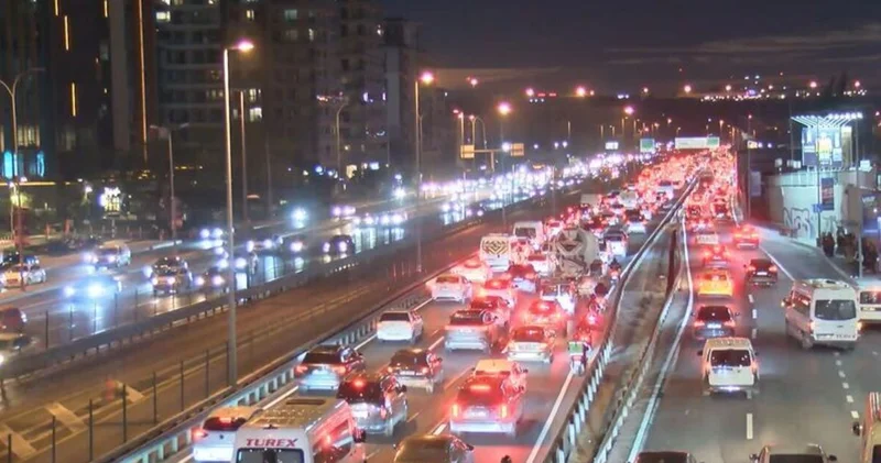 İstanbul da trafik yüzde 80 e çıktı Son dakika haberleri